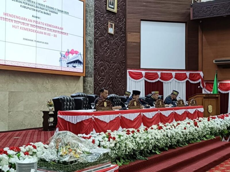 Foto Caption : Ketua DPRD Kubar Ridwai didampingi Wakil Ketua I DPRD Kubar Sepe. Wakil Ketua II DPRD Kubar Agustinus Bersama Wakil Bupati Kubar H.Nanang Adriani Saat Rapat Paripurna Istimewa Mendengarkan Pidato Kenegaraan Presiden RI Prabowo Subianto.