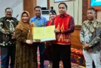 Foto : Bupati Kutai Barat, Frederick Edwin Saat Penandatanganan Nota Hibah Lahan kepada LPP RRI Sendawar.