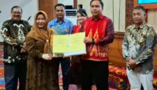 Foto : Bupati Kutai Barat, Frederick Edwin Saat Penandatanganan Nota Hibah Lahan kepada LPP RRI Sendawar.