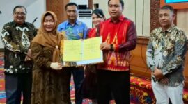 Foto : Bupati Kutai Barat, Frederick Edwin Saat Penandatanganan Nota Hibah Lahan kepada LPP RRI Sendawar.