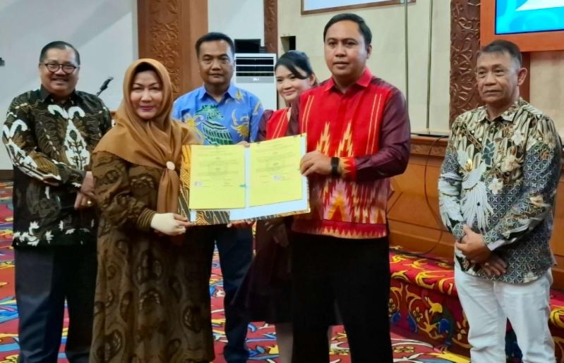 Foto : Bupati Kutai Barat, Frederick Edwin Saat Penandatanganan Nota Hibah Lahan kepada LPP RRI Sendawar.