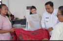 Foto : Bupati Kutai Barat Frederick Edwin Saat meninjau Sanggar Pembatik di Gedung Deskranasda.
