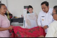 Foto : Bupati Kutai Barat Frederick Edwin Saat meninjau Sanggar Pembatik di Gedung Deskranasda.