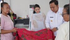 Foto : Bupati Kutai Barat Frederick Edwin Saat meninjau Sanggar Pembatik di Gedung Deskranasda.