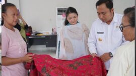 Foto : Bupati Kutai Barat Frederick Edwin Saat meninjau Sanggar Pembatik di Gedung Deskranasda.