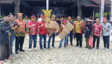 Foto : Olahraga Tradisional Bahempas Menjadi Pusat Perhatian Para Pengunjung Saat Pembukaan Festival Dahau 2025 HUT ke-26 Kutai Barat.