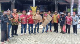 Foto : Olahraga Tradisional Bahempas Menjadi Pusat Perhatian Para Pengunjung Saat Pembukaan Festival Dahau 2025 HUT ke-26 Kutai Barat.