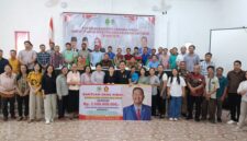 Foto Bersama Wakil Ketua I DPRD Kaltim, Ekti Imanuel, S.H,MM Saat Penyerahan Secara Simbolis Bantuan Dana Hibah Tempat Ibadah.