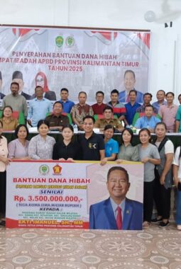 Wakil Ketua I DPRD Kaltim Serahkan Dana Hibah 26 Rumah Ibadah di Wilayah Segmen 2 Kutai Barat