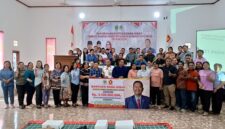 Foto Bersama Wakil Ketua I DPRD Kaltim, Ekti Imanuel, SH,MM Dengan Para Penerima Bantuan Hibah Rumah Ibadah di Wilayah Segmen 3 Kutai Barat.