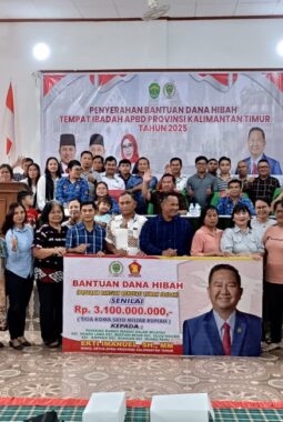 Ekti Imanuel Salurkan Bantuan Hibah Rumah Ibadah Segmen 3