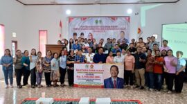 Foto Bersama Wakil Ketua I DPRD Kaltim, Ekti Imanuel, SH,MM Dengan Para Penerima Bantuan Hibah Rumah Ibadah di Wilayah Segmen 3 Kutai Barat.