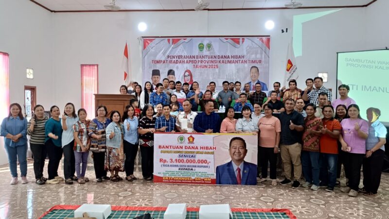 Foto Bersama Wakil Ketua I DPRD Kaltim, Ekti Imanuel, SH,MM Dengan Para Penerima Bantuan Hibah Rumah Ibadah di Wilayah Segmen 3 Kutai Barat.