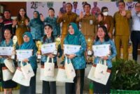 Foto : Bupati Kutai Barat, Frederick Edwin Saat Menghadiri Festival Pangan Lokal Bersama Ketua TP PKK Kubar Maria Christina Mozes Edwin Beserta Pemenang Lomba Kreasi Makanan Lokal.