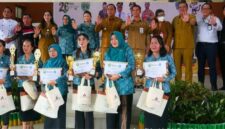 Foto : Bupati Kutai Barat, Frederick Edwin Saat Menghadiri Festival Pangan Lokal Bersama Ketua TP PKK Kubar Maria Christina Mozes Edwin Beserta Pemenang Lomba Kreasi Makanan Lokal.