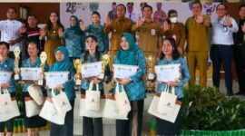 Foto : Bupati Kutai Barat, Frederick Edwin Saat Menghadiri Festival Pangan Lokal Bersama Ketua TP PKK Kubar Maria Christina Mozes Edwin Beserta Pemenang Lomba Kreasi Makanan Lokal.