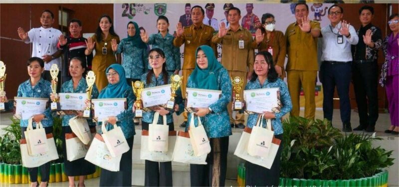 Foto : Bupati Kutai Barat, Frederick Edwin Saat Menghadiri Festival Pangan Lokal Bersama Ketua TP PKK Kubar Maria Christina Mozes Edwin Beserta Pemenang Lomba Kreasi Makanan Lokal.