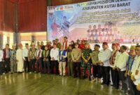 Foto Bersama Bupati Kutai Barat, Frederick Edwin Saat Acara Pengukuhan Pengurus Presidium Dewan Adat (PDA) Kutai Barat Periode 2025-2030.