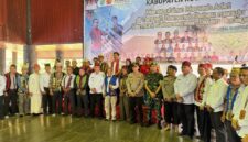 Foto Bersama Bupati Kutai Barat, Frederick Edwin Saat Acara Pengukuhan Pengurus Presidium Dewan Adat (PDA) Kutai Barat Periode 2025-2030.