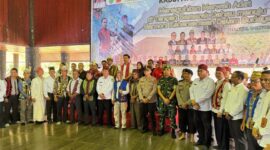 Foto Bersama Bupati Kutai Barat, Frederick Edwin Saat Acara Pengukuhan Pengurus Presidium Dewan Adat (PDA) Kutai Barat Periode 2025-2030.