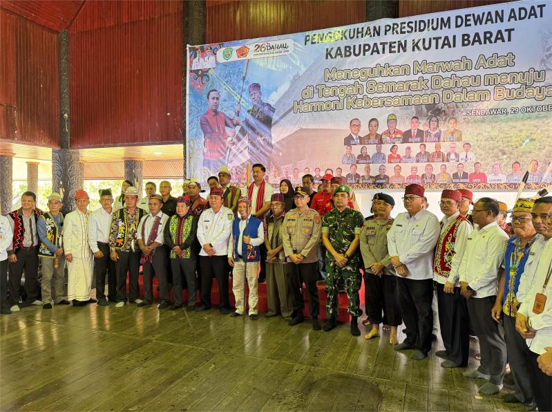 Foto Bersama Bupati Kutai Barat, Frederick Edwin Saat Acara Pengukuhan Pengurus Presidium Dewan Adat (PDA) Kutai Barat Periode 2025-2030.