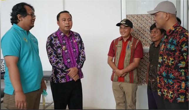 Foto : Bupati Kutai Barat, Frederick Edwin Melakukan Peninjauan Puskesmas Gunung Rampah, Kecamatan Mook Manaar Bulatn.