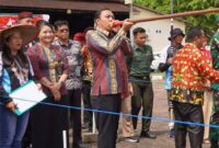 Foto : Bupati Kutai Barat Frederick Edwin Didampingi Ketua DPRD Kutai Barat Ridwai Bersama Sejumlah Forkopimda Membuka Simbolis Perlombaan Tradisional Menyumpit.