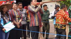 Foto : Bupati Kutai Barat Frederick Edwin Didampingi Ketua DPRD Kutai Barat Ridwai Bersama Sejumlah Forkopimda Membuka Simbolis Perlombaan Tradisional Menyumpit.