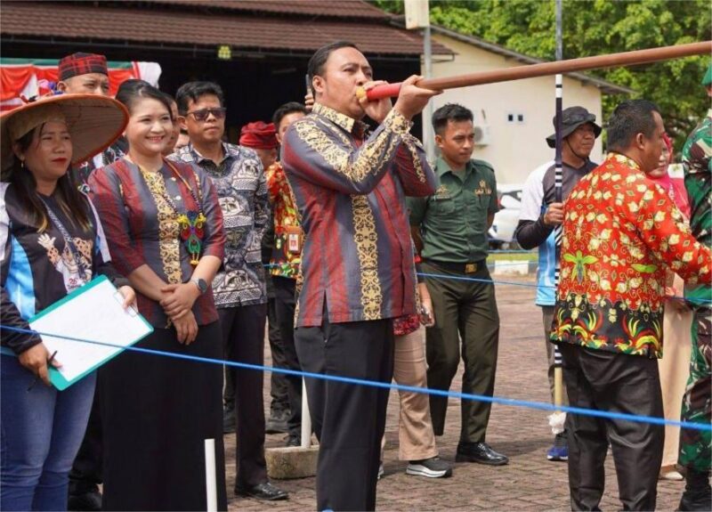 Foto : Bupati Kutai Barat Frederick Edwin Didampingi Ketua DPRD Kutai Barat Ridwai Bersama Sejumlah Forkopimda Membuka Simbolis Perlombaan Tradisional Menyumpit.