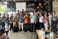 Foto Bersama Saat DLH Kutai Barat Menggelar Sosialisasi Penanganan Sampah Sektor Dunia Usaha.