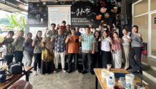 Foto Bersama Saat DLH Kutai Barat Menggelar Sosialisasi Penanganan Sampah Sektor Dunia Usaha.
