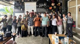 Foto Bersama Saat DLH Kutai Barat Menggelar Sosialisasi Penanganan Sampah Sektor Dunia Usaha.