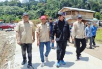 Foto : DPRD Kaltim Meninjau Langsung Proyek Infrastruktur Akses Jalan dari Kecamatan Tering (Kubar) Menuju Ujoh Bilang (Mahulu). (Dok WK).