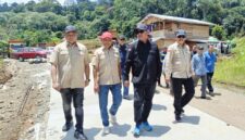 Foto : DPRD Kaltim Meninjau Langsung Proyek Infrastruktur Akses Jalan dari Kecamatan Tering (Kubar) Menuju Ujoh Bilang (Mahulu). (Dok WK).