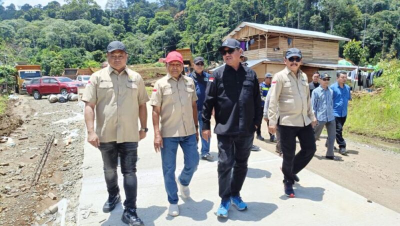 Foto : DPRD Kaltim Meninjau Langsung Proyek Infrastruktur Akses Jalan dari Kecamatan Tering (Kubar) Menuju Ujoh Bilang (Mahulu). (Dok WK).