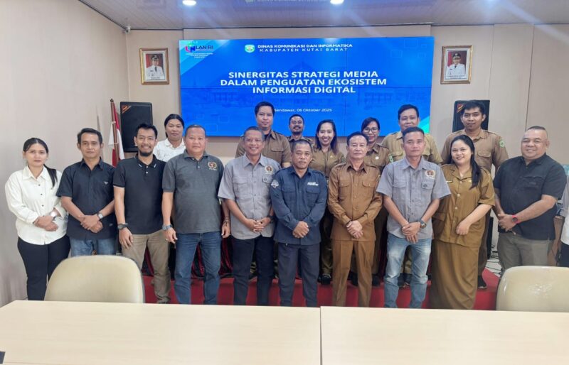 Foto Kadis Kominfo Kubar, Rustam Bersama jajaran staf dan Tim media PWI Kubar.