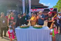 Foto Wakil Bupati Kutai Barat, H Nanang Adriani Saat Melakukan Pemotongan Tumpeng Bersama Grup Kesenian Jaranan Manunggal Budoyo.