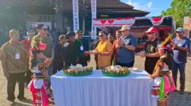 Foto Wakil Bupati Kutai Barat, H Nanang Adriani Saat Melakukan Pemotongan Tumpeng Bersama Grup Kesenian Jaranan Manunggal Budoyo.