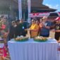 Foto Wakil Bupati Kutai Barat, H Nanang Adriani Saat Melakukan Pemotongan Tumpeng Bersama Grup Kesenian Jaranan Manunggal Budoyo.