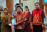 Foto : Ketua DPRD Kabupaten Kutai Barat, Ridwai, SH Saat Menyaksikan Nota Hibah Lahan LPP RRI Sendawar.