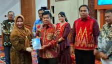 Foto : Ketua DPRD Kabupaten Kutai Barat, Ridwai, SH Saat Menyaksikan Nota Hibah Lahan LPP RRI Sendawar.