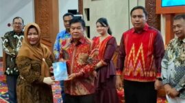 Foto : Ketua DPRD Kabupaten Kutai Barat, Ridwai, SH Saat Menyaksikan Nota Hibah Lahan LPP RRI Sendawar.