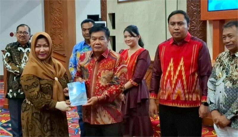 Foto : Ketua DPRD Kabupaten Kutai Barat, Ridwai, SH Saat Menyaksikan Nota Hibah Lahan LPP RRI Sendawar.
