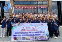 Foto Bersama Kadispora Kabupaten Kutai Barat, Gamas Laden Saat Melepas Kontingen SIWO PWI Kubar untuk Berlaga di Porwada III Tahun 2025 PWI Kaltim di Kota Bontang.