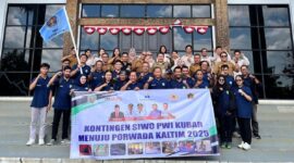 Foto Bersama Kadispora Kabupaten Kutai Barat, Gamas Laden Saat Melepas Kontingen SIWO PWI Kubar untuk Berlaga di Porwada III Tahun 2025 PWI Kaltim di Kota Bontang.