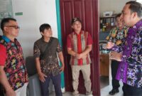 Foto : Camat Mook Manaar Bulatn saat Menyambut dengan Hangat Kunjungan Kerja Bupati Kutai Barat Frederick Edwin.