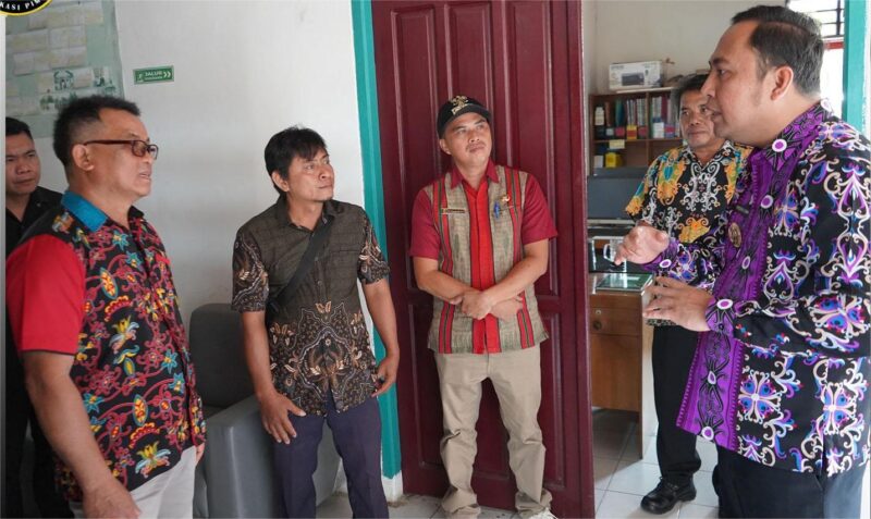 Foto : Camat Mook Manaar Bulatn saat Menyambut dengan Hangat Kunjungan Kerja Bupati Kutai Barat Frederick Edwin.