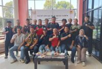 Foto Bersama Ketua Presidium Dewan Adat (PDA) Kabupaten Kutai Barat (Kubar), Yurang dengan Para Pengurus Ikatan Pencak Silat Indonesia (IPSI).
