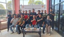 Foto Bersama Ketua Presidium Dewan Adat (PDA) Kabupaten Kutai Barat (Kubar), Yurang dengan Para Pengurus Ikatan Pencak Silat Indonesia (IPSI).