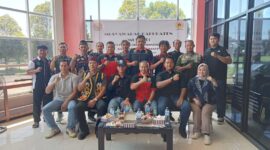 Foto Bersama Ketua Presidium Dewan Adat (PDA) Kabupaten Kutai Barat (Kubar), Yurang dengan Para Pengurus Ikatan Pencak Silat Indonesia (IPSI).